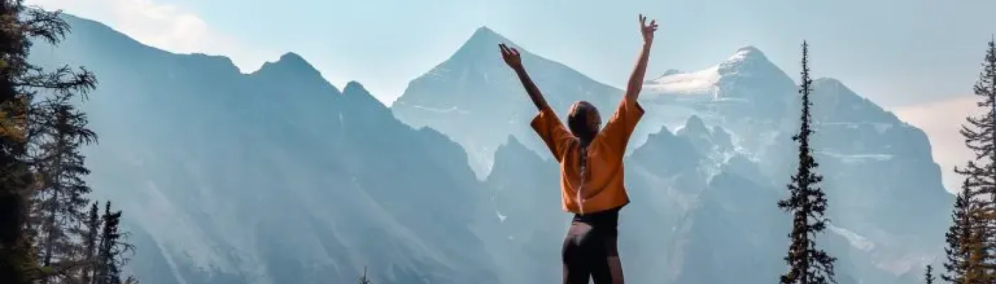Ein Mensch voller Energie und Begeisterung, Symbolbild für Leidenschaft und innere Kraft